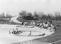 502967 Gezicht op de bouwspeelplaats aan de Van Bijnkershoeklaan te Utrecht.